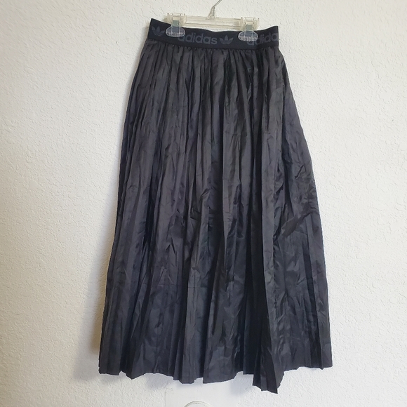 NEW! Adidas pleated skirt - Picture 2 of 6